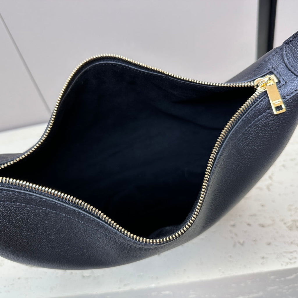 CELINE MEDIUM 30 HELO脧SE BAG CUIR TRIOMPHE IN BLACK SUPPLE CALFSKIN